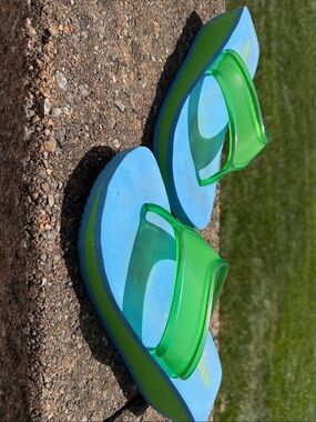 Colin Stuart Blue Footbed Green Strap Platform Sandals
